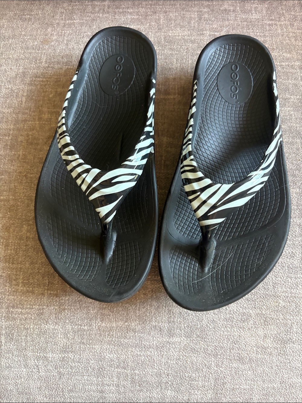 OOFOS Black Flip-Flops with Zebra-Print Straps size 6 rare pattern